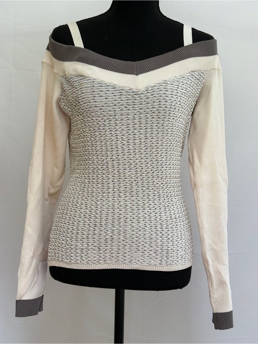 Essendi Cream and Gray Off-the-Shoulder Knit Sweater
